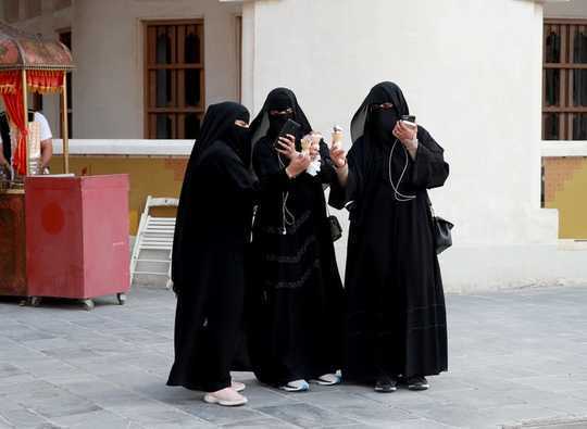 아랍 국가의 여성들은 기회와 전통 사이에서 찢어진 자신을 찾습니다.