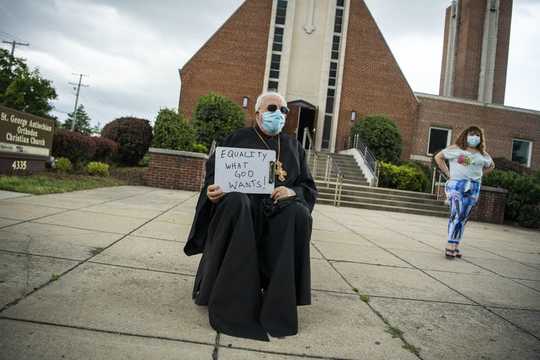 為什麼天主教神父跪在抗議者面前