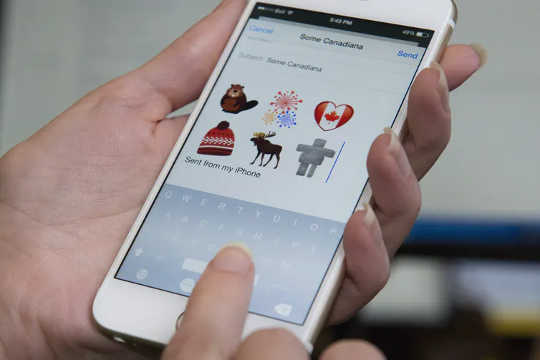Tim Hortons meluncurkan emoji Kanada-sentris pada Juni 2015. (kekuatan emoji bagaimana a atau a di tweet melibatkan lebih banyak orang)