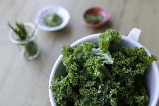 A sötétzöld leveles zöldségek, mint a kelkáposzta, sok K-vitamint tartalmaznak (a k-vitamin kevéssé ismert, de figyelemre méltó tápanyag)