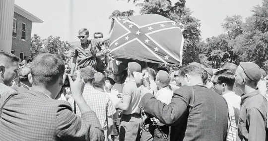 Opprørende hvite studenter ved University of Mississippi heiser et konføderert kampflagg i et tilbakeslag mot James Merediths oppmøte som den første svarte studenten i 1962. (det konfødererte kampflagget har lenge vært et symbol på hvit oppstandelse)