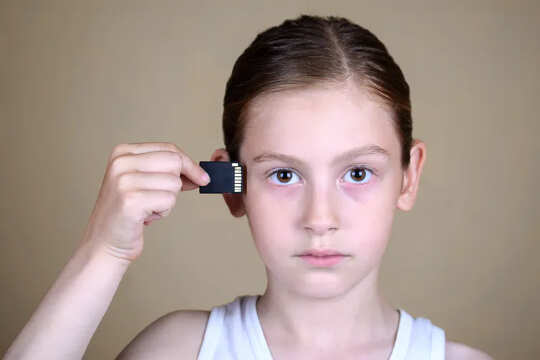 Uma garota inserindo um chip de memória em seu cérebro.