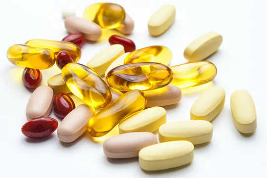 Berbagai tablet dan kapsul vitamin.