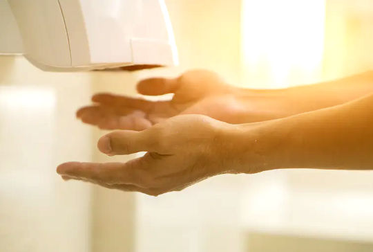Hvorfor bruges håndtørrere stadig, selvom de cirkulerer bakterier?