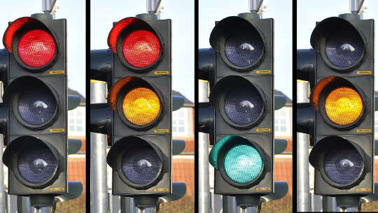 每次都有COVID爆发时关闭学校？ 我们的交通信号灯系统显示了该怎么做