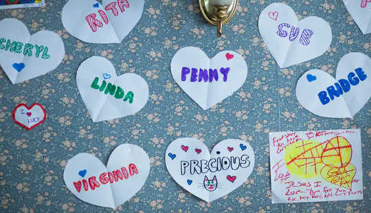 Kunstwerk van vrouwen die in februari in een opvangcentrum voor slachtoffers van huiselijk geweld in New Jersey woonden.