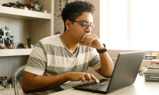 آن لائن کمیونٹیز نوجوان لوگوں کے لئے خطرات لاحق ہیں ، لیکن یہ حمایت کے اہم ذرائع بھی ہیں