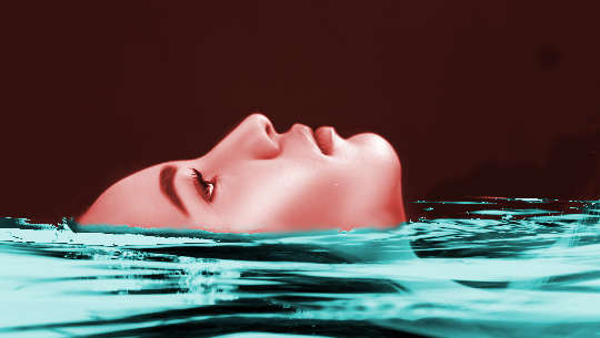rostro de mujer flotando en el agua