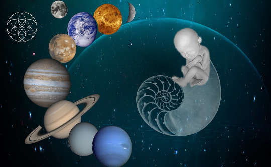 beeld van planete in 'n spiraal met 'n baba in die middel
