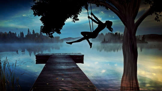 Silhouette eines Mädchens hoch auf einer Schaukel in der Abenddämmerung mit Blick auf einen nebligen See