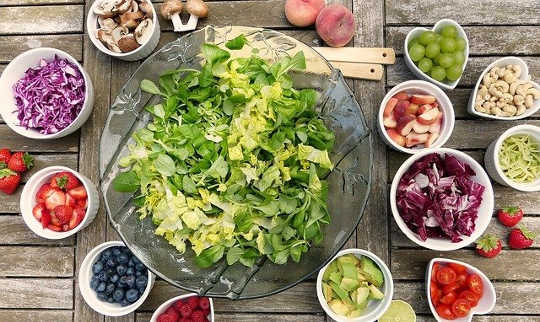 salade avec de petits bols d'ingrédients crus