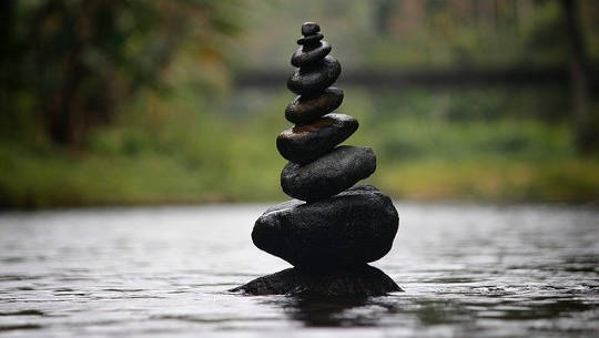一堆鵝卵石完美平衡