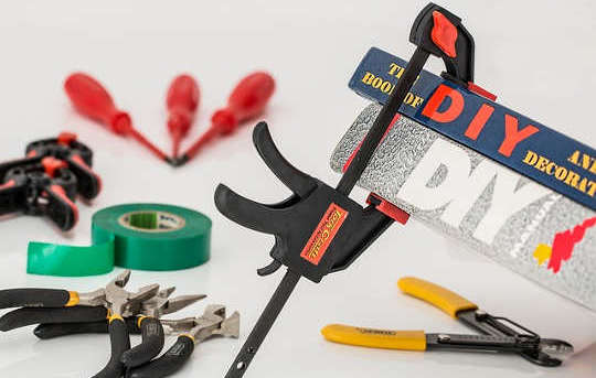 billede af forskellige værktøjer med et DIY klistermærke