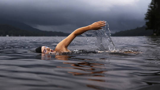 um nadador em grande extensão de água