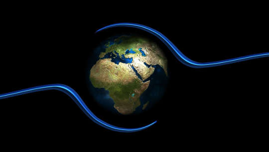 Planet Bumi dipegang di antara garis dua tangan