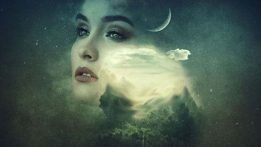 rosto de mulher com uma jovem lua nova ao fundo