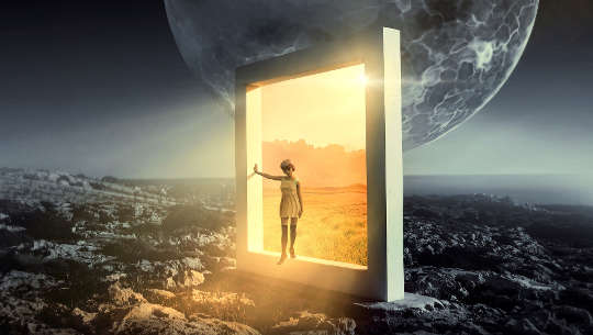 een kind in een open deur in een somber landschap, maar de open deur leidt naar helder licht