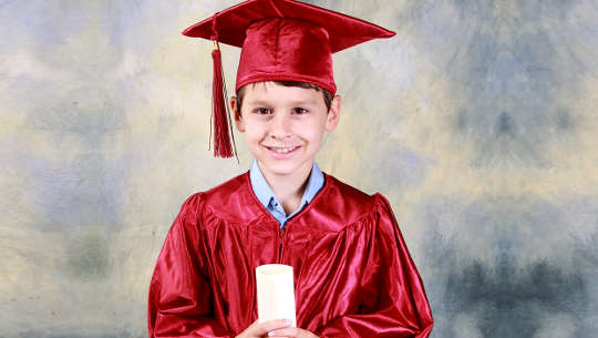 băiat absolvent cu un zâmbet larg