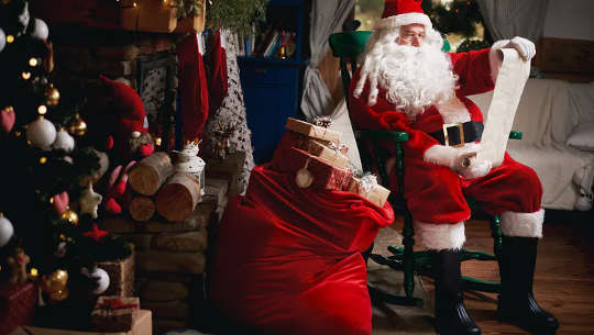 Święty Mikołaj patrzy na długą listę