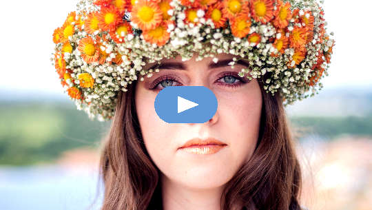mujer que llevaba una corona de flores mirando con una mirada inquebrantable