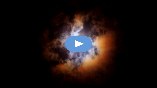 रंगीन बादलों के माध्यम से चंद्र ग्रहण। हॉवर्ड कोहेन, 18 नवंबर, 2021, गेन्सविले, FL