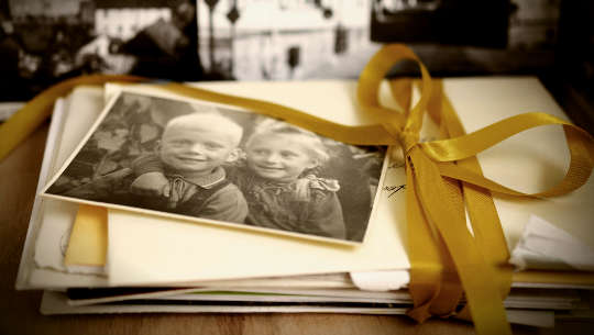 두 어린 아이의 오래된 사진