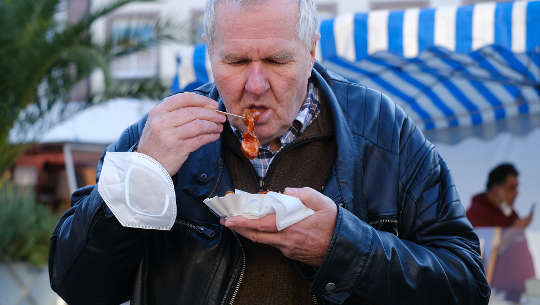مرد در حال خوردن فست فود