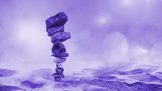 Pino kiviä epävarman tasapainossa