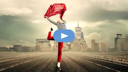 γυναίκα που χορεύει στη μέση ενός άδειου αυτοκινητόδρομου με έναν ορίζοντα της πόλης στο βάθος