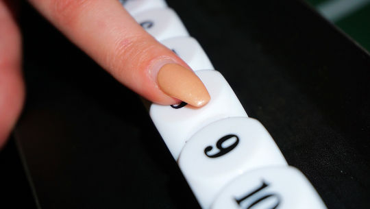finger peger på et enkeltcifret tal