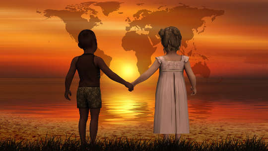 ett svart barn och ett vitt barn som håller varandra och tittar på en karta över jorden