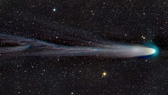 倫納德彗星，又名聖誕彗星，21 年 2021 月 XNUMX 日
