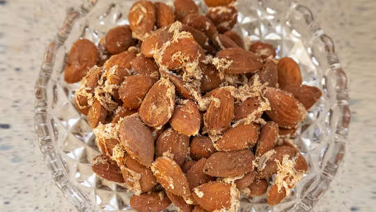 Kacang almond yang dihinggapi ngengat dapur