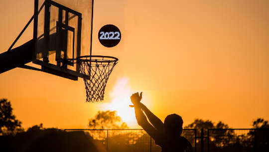 basket som spelar skjuter en boll från 2022 i bågen