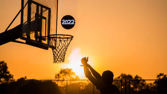 basketbal spelen en een bal uit 2022 in de ring schieten