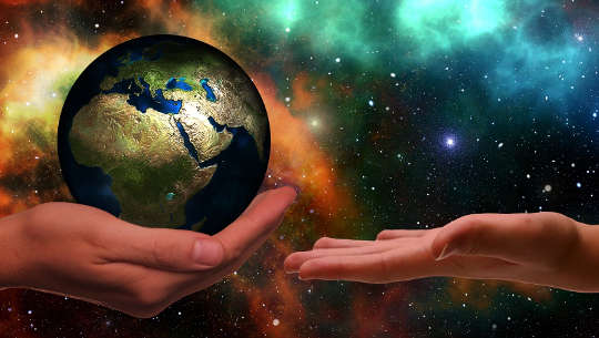 ene hand houdt de planeet vast, de andere open klaar om het te ontvangen