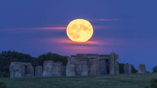 luna llena sobre Stonehenge