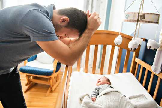 Ibu Bapa Baru Tidak Perlu Melaluinya Sendiri Dengan Masalah Mental