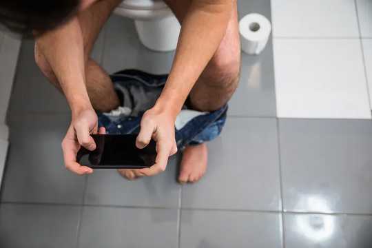 Những gì đàn ông thực sự làm trong nhà vệ sinh quá lâu