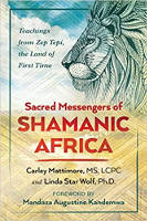 本の表紙：シャーマニックアフリカの神聖なメッセンジャー：カーリーマティモアMSLCPCとリンダスターウルフ博士による初めての土地、ゼップテピからの教え。