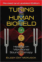 обложка книги «Настройка биополя человека: исцеление с помощью вибрационной звуковой терапии» Эйлин Дэй МакКусик, Массачусетс