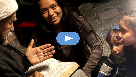 Cum să folosiți poveștile de familie pentru a construi reziliența tinerilor