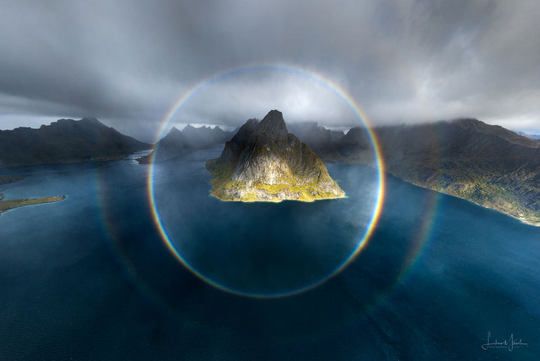 en fuld cirkel regnbue over Norge