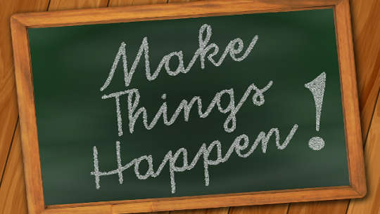 een schoolbord met de volgende woorden erop geschreven: "Make it happen!"