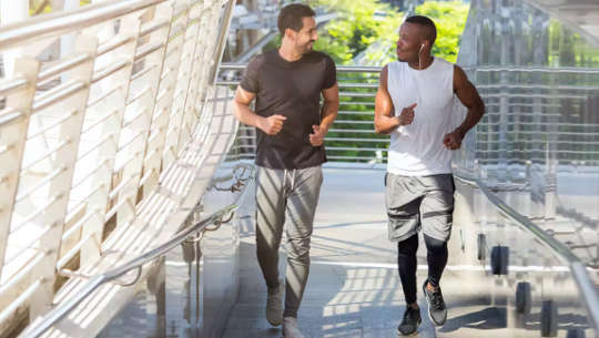 Hai thanh niên mặc quần áo tập thể dục chạy bộ