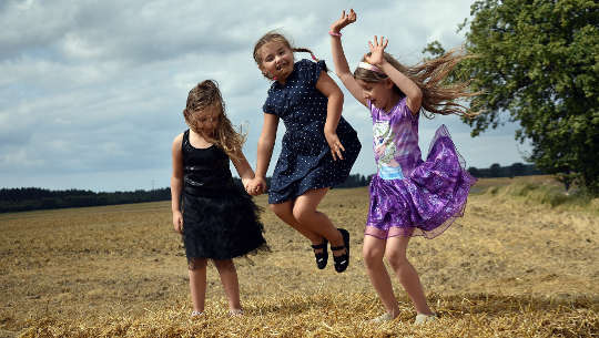 نوجوان لڑکیاں خوشی کے لیے کود رہی ہیں۔