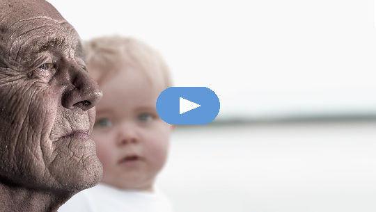 ansiktet til en gammel mann i profil med ansiktet til en baby som ser på ham