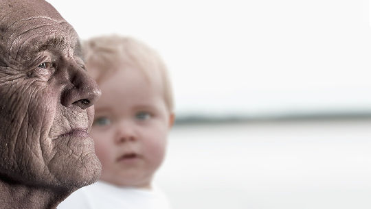 il volto di un vecchio di profilo con il volto di un bambino che lo guarda