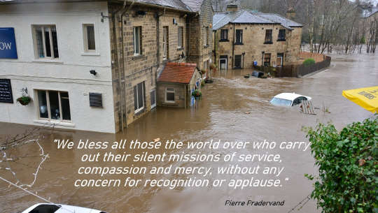 hus och gator översvämmade