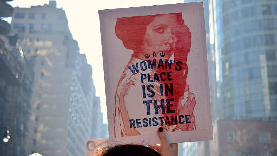 پوستری که روی آن نوشته شده است: جای زن در مقاومت است.